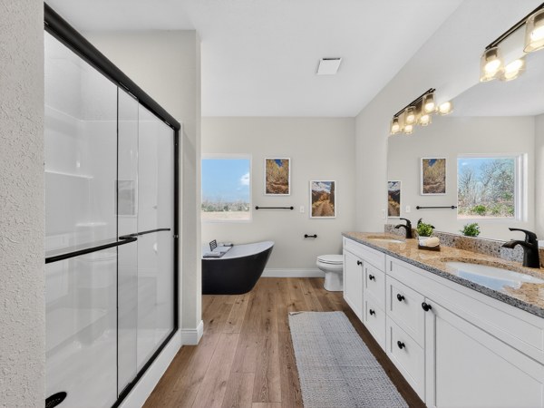 Modern bathroom with soaking tub · Southeast Missouri - HelixMind Real Estate Media
