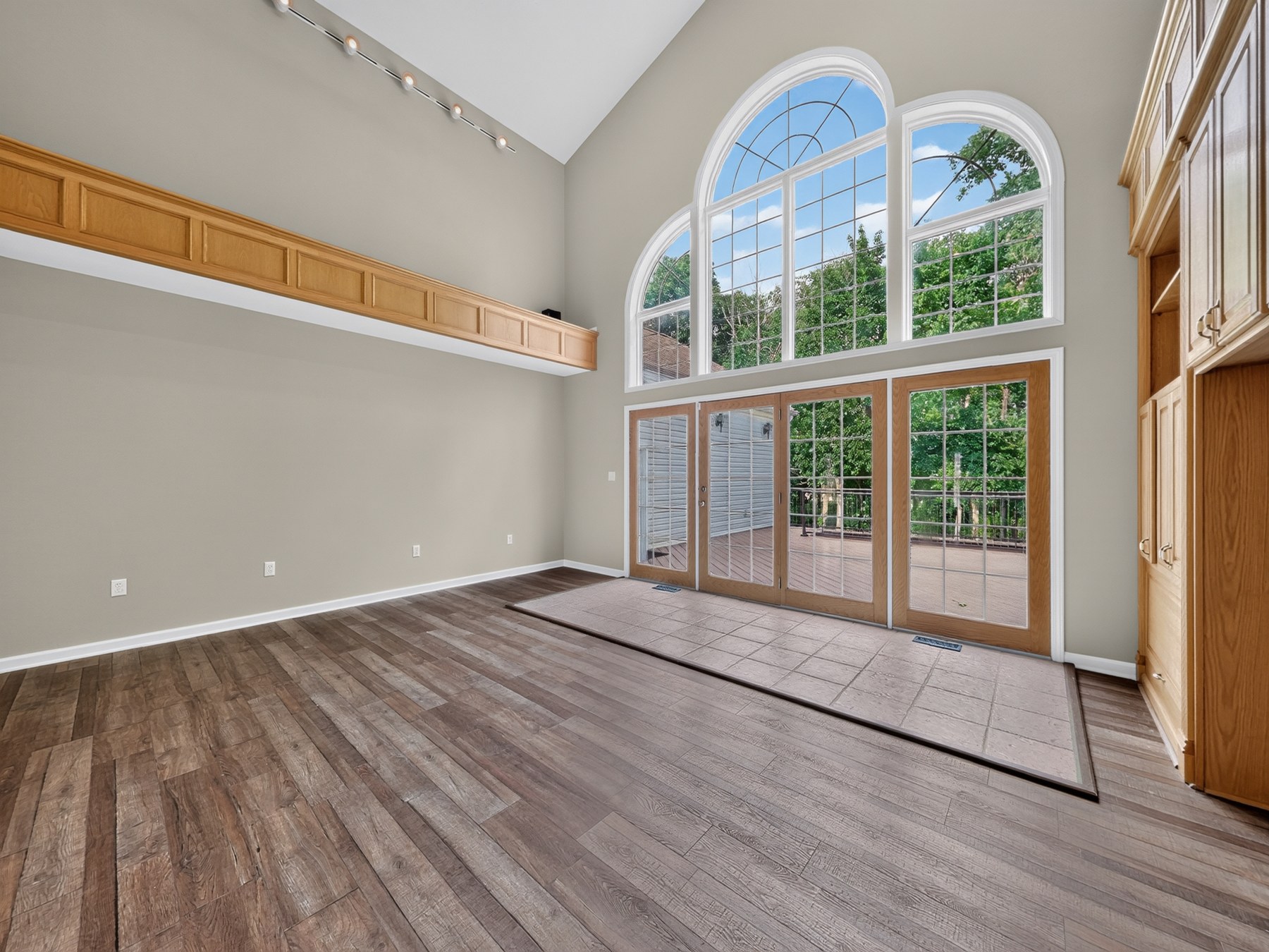 Great room with two-story arched window · Southeast Missouri - HelixMind Real Estate Media