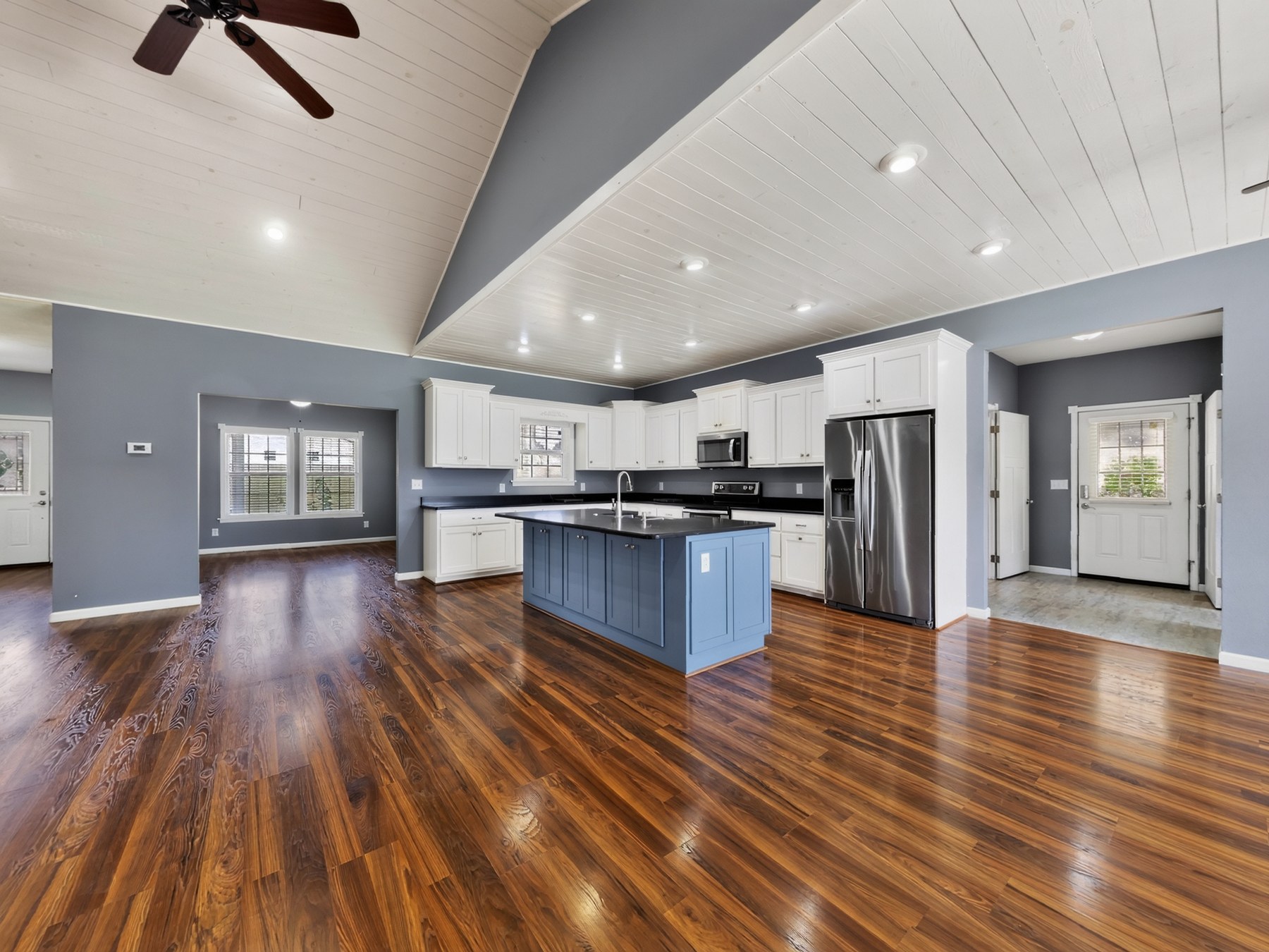 Vacant kitchen with island · Southeast Missouri - HelixMind Real Estate Media