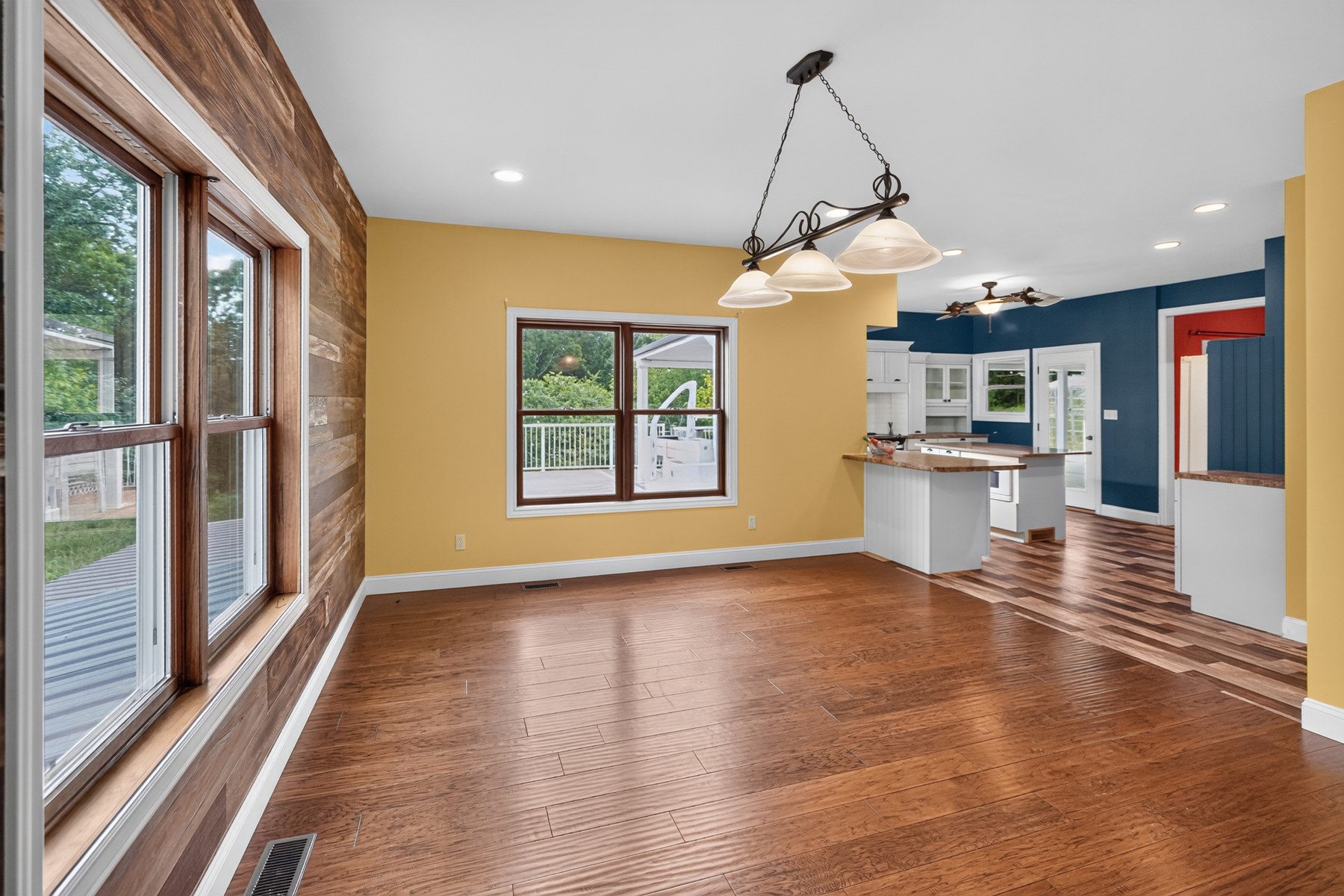Open dining area and kitchen · Southeast Missouri - HelixMind Real Estate Media