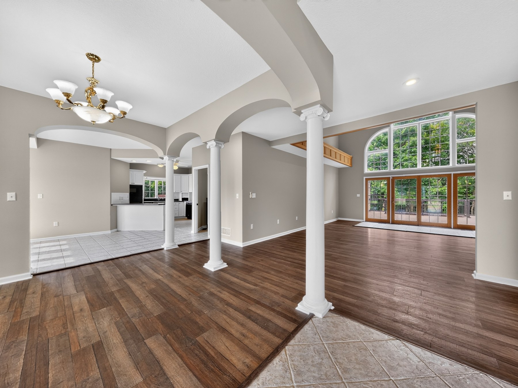 Vacant living area with arched columns · Southeast Missouri - HelixMind Real Estate Media