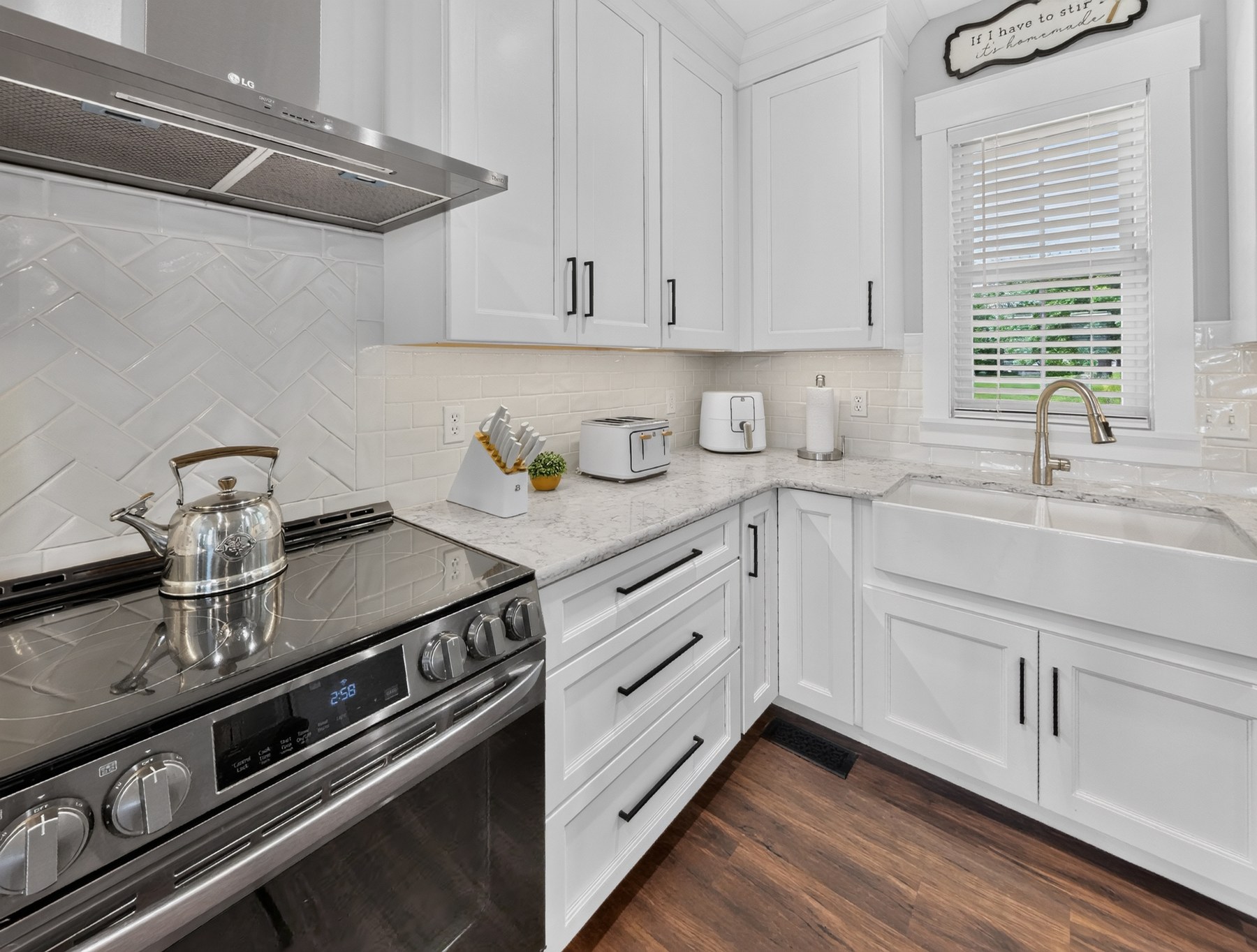 White kitchen with subway tile backsplash · Southeast Missouri - HelixMind Real Estate Media